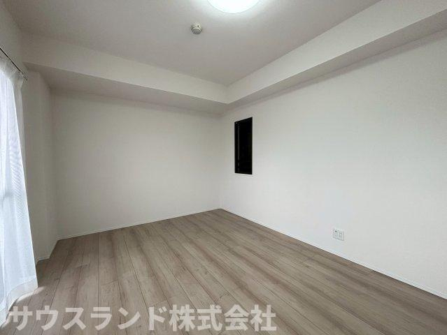 マイキャッスル八王子元横山町の子供部屋|採光豊かな明るい室内。木の温もりが柔らかな印象を与えるフローリングは安らぎをもたらすプライベート空間。