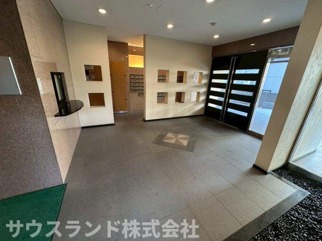 マイキャッスル八王子元横山町のエントランス|落ち着いた雰囲気のエントランスが、住まう方や訪れる方を上品に迎えます。