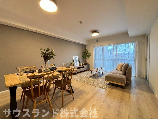 マイキャッスル八王子元横山町の居間・リビング|窓から差し込むやわらかな陽射しと豊かな開放感に満ちた団欒の場となる癒しの空間。