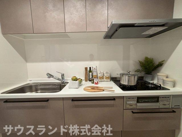 マイキャッスル八王子元横山町のキッチン|上部の吊戸棚を活用することで、調理器具やキッチン用品を効率よく収納できる便利なキッチン。
