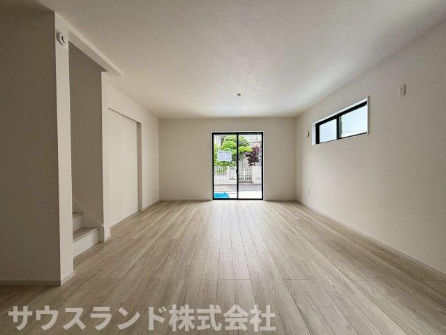 八王子市本町４期の居間・リビング|窓から差し込むやわらかな陽射しと豊かな開放感に満ちた団欒の場となる癒しの空間。