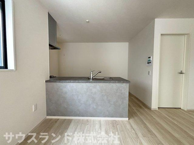 八王子市本町４期のダイニング|キッチンから配膳しやすく、家族の会話も自然と弾む心地よいダイニングスペースです。