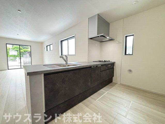 八王子市本町４期のキッチン|子どもと一緒にお菓子を作ったり、夫婦で並んで夕食を準備したり。広いキッチンが家族の絆を育む場所に。