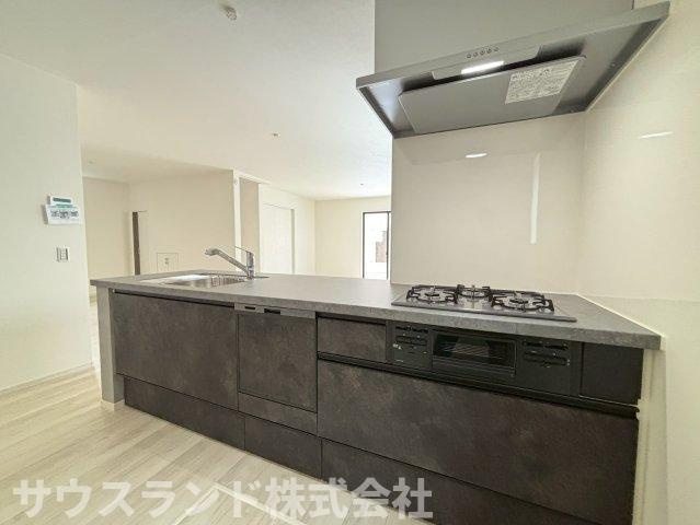 八王子市本町４期のキッチン|開放的な対面式。家事をしながら、リビングにも目が行き届きます。