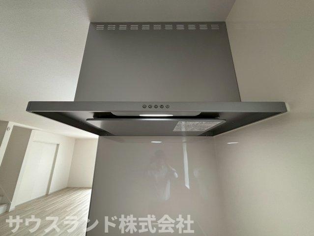 八王子市本町４期のキッチン|油がつきにくく、お手入れしやすいスリム型レンジフードです。