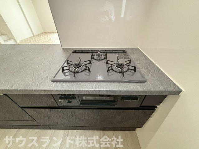 八王子市本町４期のその他|三口ガスコンロで毎日の料理がもっとスムーズに。効率よく調理しやすく、家事時間の短縮にもつながります。