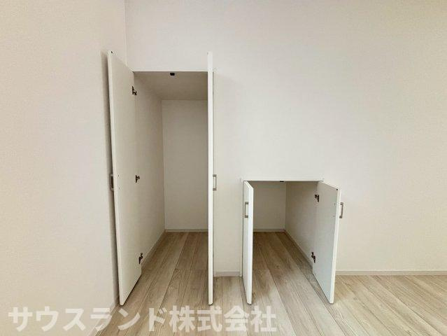 八王子市本町４期の収納|リビング収納には掃除機など「日常的に使うけど表に出しておきたくない物」などの収納に便利です。