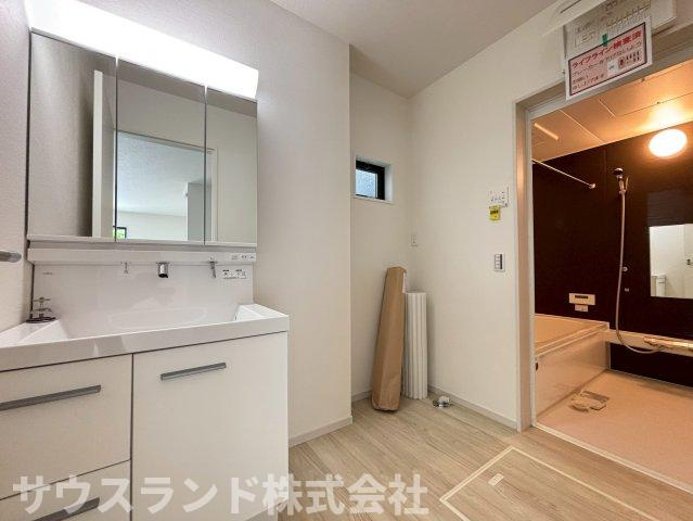 八王子市本町４期の脱衣所|水回りにも窓が設けられており、換気良好。黴の発生を抑え、掃除などメンテナンスが楽になります。