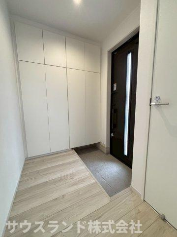 八王子市本町４期の玄関|天井までのトール型シューズボックス付で履物もすっきり。いつでも気持ちよく家族やお客様を迎えられます。