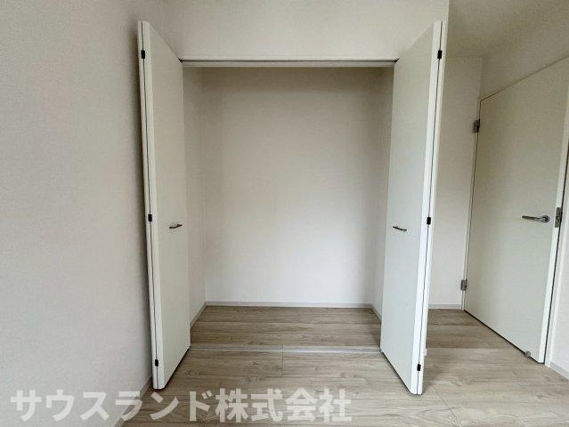 八王子市本町４期の収納|ワイドに開く扉で出し入れしやすい収納。毎日の片付けがしやすく、居室をすっきり保てます。