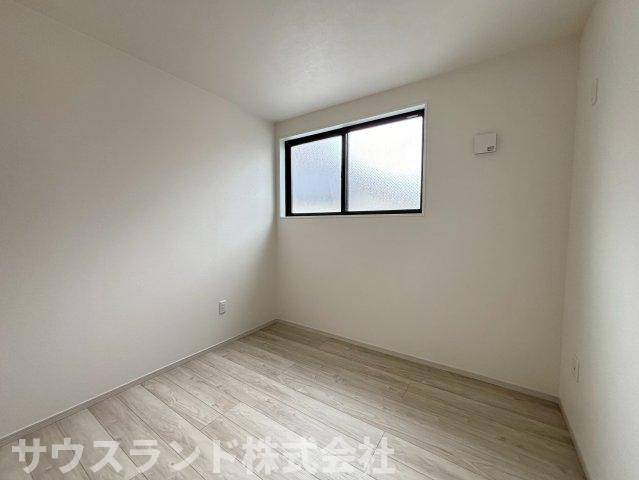 八王子市本町４期の寝室|明るめのフローリングですので、壁紙ともマッチングして、お部屋を更に広くさせてくれる効果も。