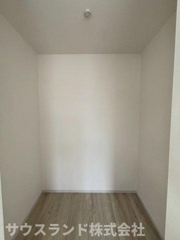 八王子市本町４期の収納|主寝室には季節の衣類からバッグまでたっぷり収納できる、便利なウォークインクローゼット付き。