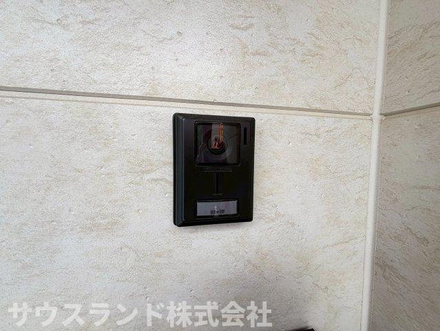 八王子市本町４期の防犯設備|玄関先の様子を室内で確認できるカメラ付きインターフォンで、防犯面にも安心です。
