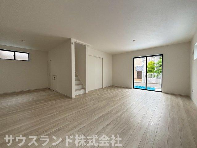 八王子市本町４期の居間・リビング|リビング階段なので家族が帰宅した際に自然と顔を合わせやすく、日々の会話が生まれやすい住まいです。