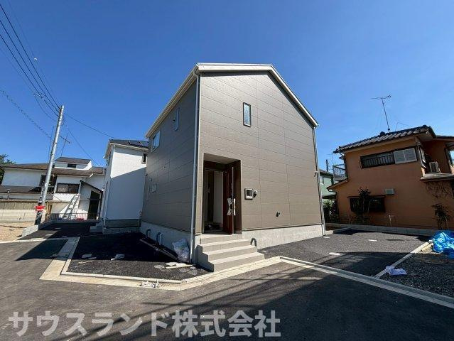 八王子市泉町　15号棟の前面道路含む現地写真|JR中央線「西八王子駅」行のバス停まで徒歩2分。お出かけに便利な立地です。