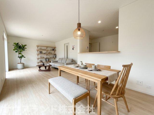 八王子市泉町　15号棟の居間・リビング|JR中央線「西八王子駅」行のバス停まで徒歩2分。お出かけに便利な立地です。※本画像はCGで作成しており、実際に現地に家具は置かれておりません。また、価格に家具は含まれておりません。