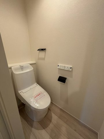 八王子市七国3期　2号棟のトイレ|各階にトイレを備えた暮らしやすい間取りは、家族の生活動線にも来客時にも便利。快適な温水洗浄便座付きで、小窓から光と風を取り込める清潔感ある仕様です。