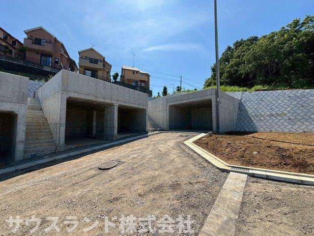 八王子市山田町の前面道路含む現地写真|家族の成長に合わせて、柔軟に設計できる喜びを。土地を買うからこそ広がる可能性があります。