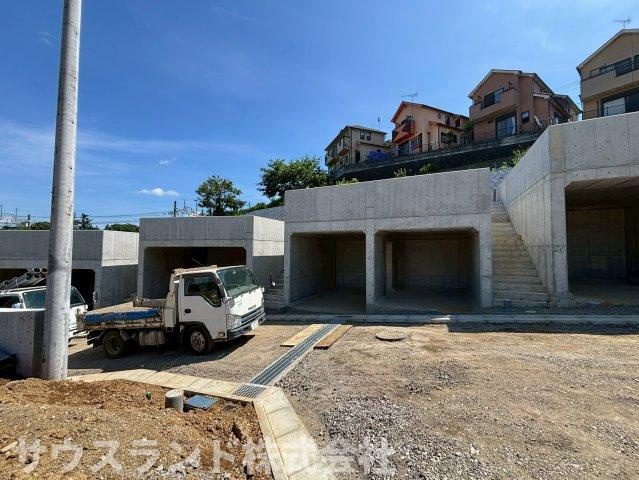 八王子市山田町の前面道路含む現地写真|道路と宅地を一体的に整備する分譲地です！新しく整えられた街並みの中で、住まいへの動線や周辺との位置関係を確認しながら検討できます。