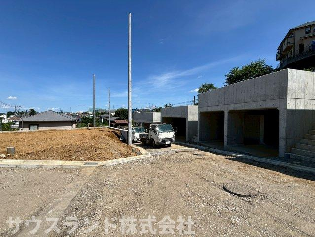 八王子市山田町の前面道路含む現地写真|穏やかな街並みの中に広がる、どこか懐かしい風景。季節の移ろいを感じながら、ゆったりとした時間を過ごせる心地よい住環境です。