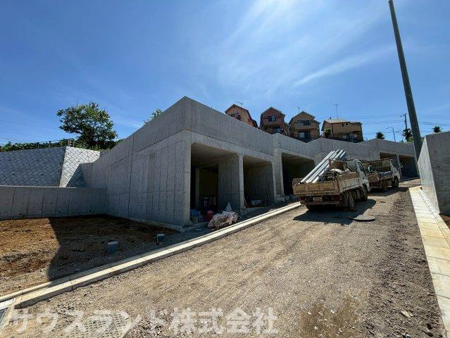 八王子市山田町の前面道路含む現地写真|空の広さを身近に感じられる、開放感あふれる住環境です！周辺に高い建物がないため、陽射しや風が届きやすく、洗濯物を干す時間も気持ちよく過ごせます。