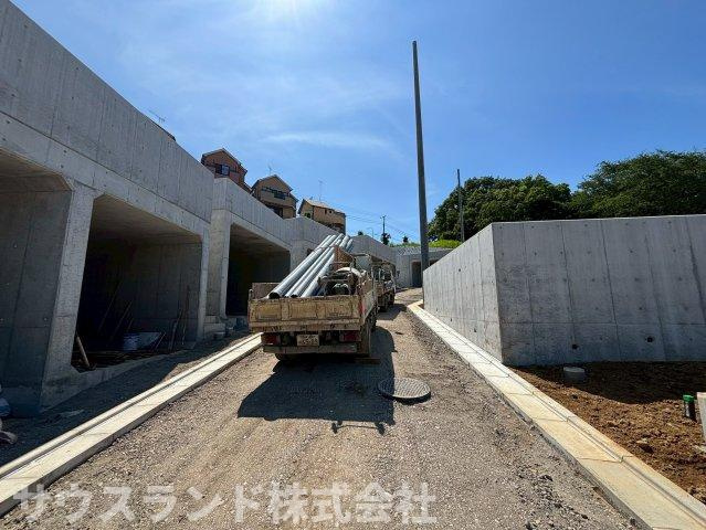 八王子市山田町の前面道路含む現地写真|どこか心が落ち着く現地。都会の派手さはありませんが、自然と共に暮らせる落ち着いた街並みが印象的です。