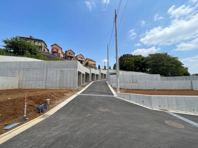 八王子市山田町の前面道路含む現地写真|綺麗に舗装された分譲地内の道路は道幅が広く対向車とのすれ違いも安心な環境です！高台に位置しているため大雨などの水害リスクも低減され安心です。澄んだ空気の中で健やかな毎日を過ごせる住みよい街です！