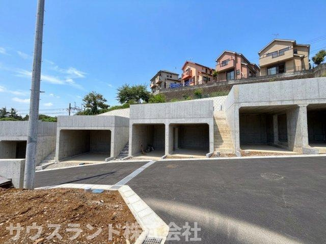 八王子市山田町の前面道路含む現地写真|統一されたデザインの車庫が並び美しい景観を作り出している分譲地です！お車を複数台お持ちのご家庭にも嬉しいゆとりある駐車スペースを確保できます。落ち着いた住環境で穏やかな毎日をお過ごしいただけます！