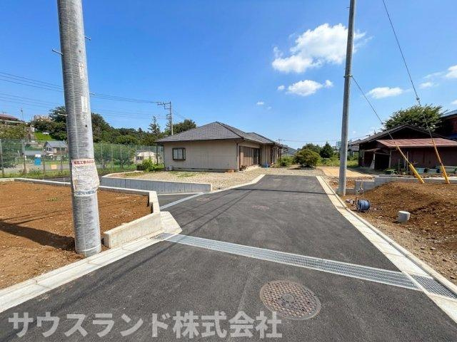 八王子市山田町の前面道路含む現地写真|綺麗に整備された交差点のある新しく安全な街並みです！歩道と車道の区別がつきやすくお子様の通学や夕方のジョギングなども気持ちよく楽しめます。豊かな自然と青空に囲まれた穏やかな住環境が魅力です！