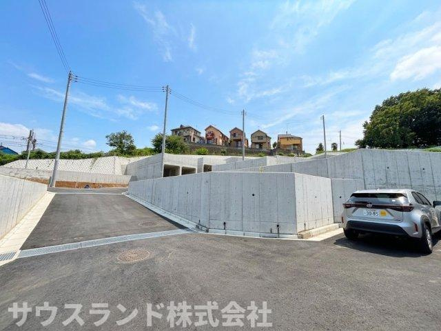八王子市山田町の前面道路含む現地写真|通り抜けができない形状のため外部からの車の進入が少なくお子様が外で遊ぶ際も安心です！お隣との境界も明確で程よい距離感を保ちながら快適に暮らせます。プライベート感のある落ち着いた環境が整っています！