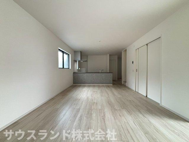 八王子市本町４期の居間・リビング|窓から差し込むやわらかな陽射しと豊かな開放感に満ちた団欒の場となる癒しの空間。