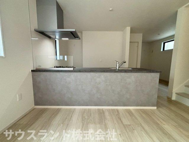 八王子市本町４期のキッチン|キッチンから配膳しやすく、家族の会話も自然と弾む心地よいダイニングスペースです。