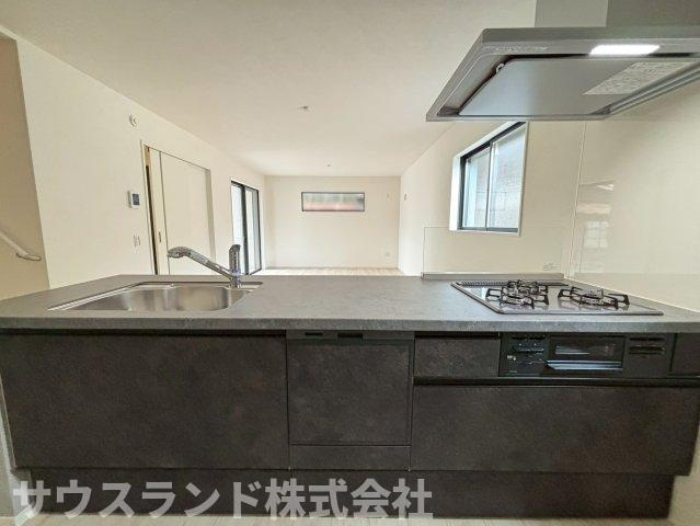 八王子市本町４期のキッチン|リビング全体を見渡せる開放的な対面キッチン。家事をしながら家族の様子を見守れる、安心感のある設計です。