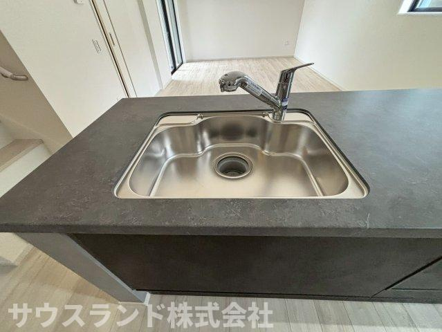 八王子市本町４期の設備|浄水器付き水栓を備えたキッチンで、毎日の料理や飲み水にも手軽にきれいな水を使えます。