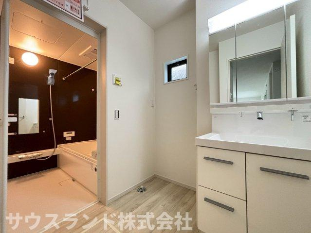 八王子市本町４期の脱衣所|水回りにも窓が設けられており、換気良好。黴の発生を抑え、掃除などメンテナンスが楽になります。