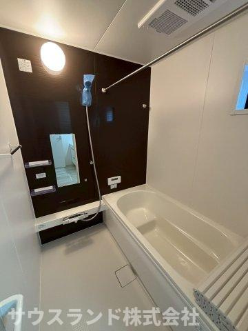 八王子市本町４期の浴室|腰掛付きのバスタブ。足を伸ばしてお湯に浸かり、一日の疲れを癒してください。