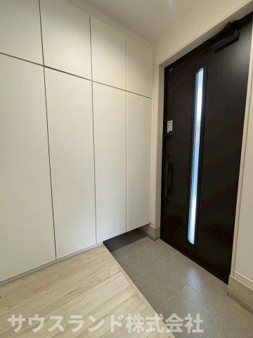 八王子市本町４期の玄関|天井までたっぷり収納できるトール型シューズボックスを標準装備。玄関まわりをすっきり美しく保てます。