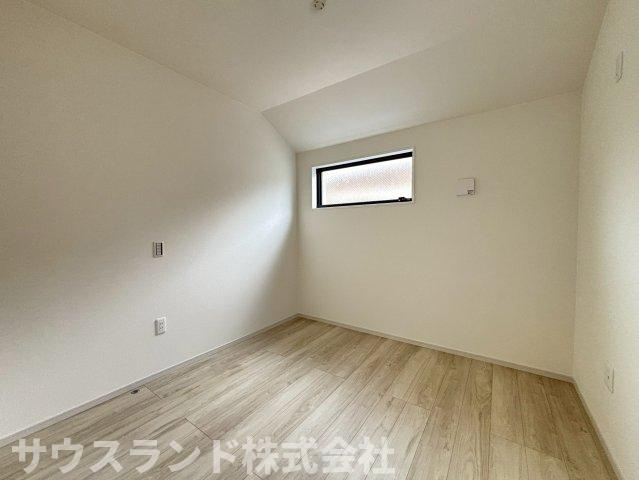 八王子市本町４期の洋室|ナチュラルな内装が心地よい洋室。すっきりとした空間で、自分らしいインテリアを楽しめます。