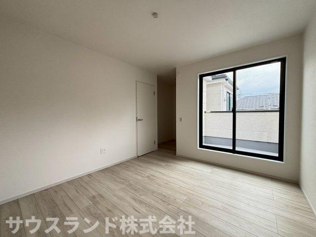 八王子市本町４期の寝室|明るめのフローリングですので、壁紙ともマッチングして、お部屋を更に広くさせてくれる効果も。
