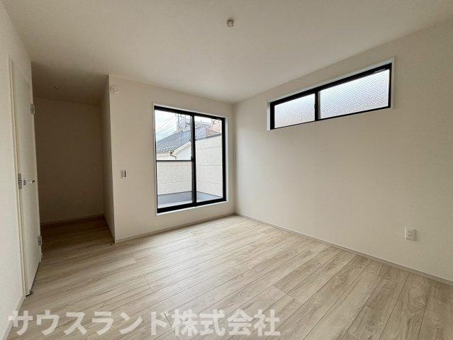 八王子市本町４期の洋室|ダブルベッドをゆったり配置できる、8.5帖の主寝室がくつろぎを演出します。