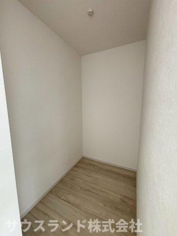 八王子市本町４期の収納|主寝室に備えたウォークインクローゼットが、毎日の身支度をスムーズにします。