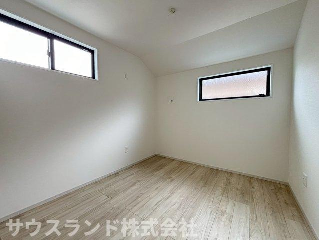 八王子市本町４期の洋室|高い位置に設けた窓からやわらかな光を取り込み、外からの視線を抑えながら明るく落ち着いて過ごせる洋室。
