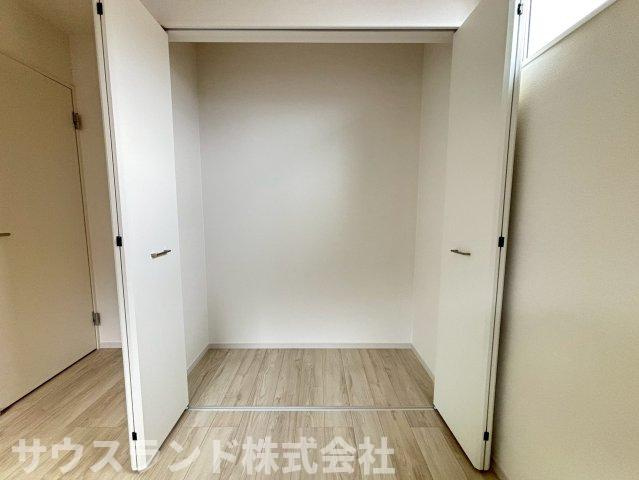 八王子市本町４期の収納|ワイドに開く扉で出し入れしやすい収納。毎日の片付けがしやすく、居室をすっきり保てます。