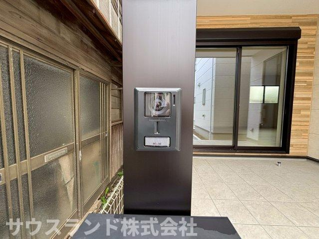 八王子市本町４期の防犯設備|玄関先の様子を室内で確認できるカメラ付きインターフォンで、防犯面にも安心です。