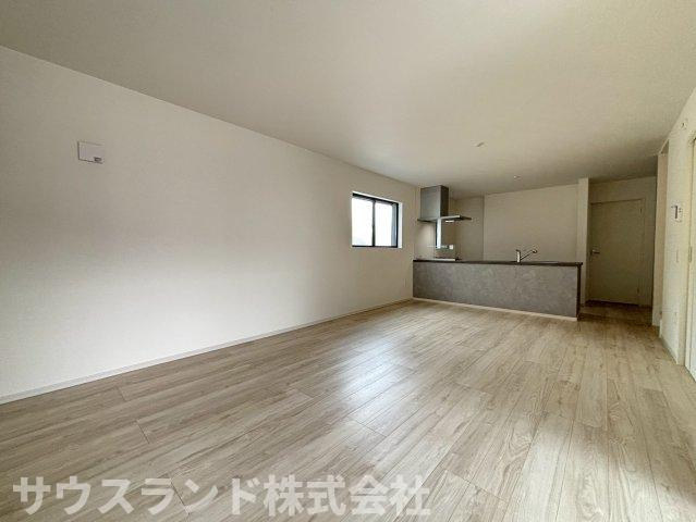 八王子市本町４期のダイニング|家族が自然と顔を合わせるリビング階段の間取り。日々の会話が生まれやすい、温かな住まいです。