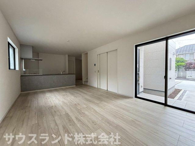 八王子市本町４期のダイニング|リビングは南×西×東の三面採光になっており、自然光に包まれる明るく温かみのある住空間です。