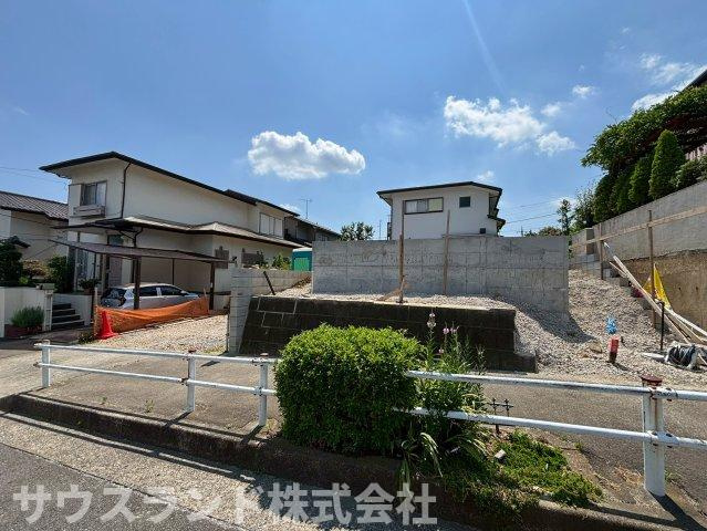 八王子市南陽台1丁目第2期の外観|道路から高い位置に建物があるため、歩行者の視線が気にならずご家族のプライバシーが守られます！日差しを遮るものがなく、お部屋の隅々まで明るい光が届きます。ベビーカーも置きやすいゆとりのある敷地です♪