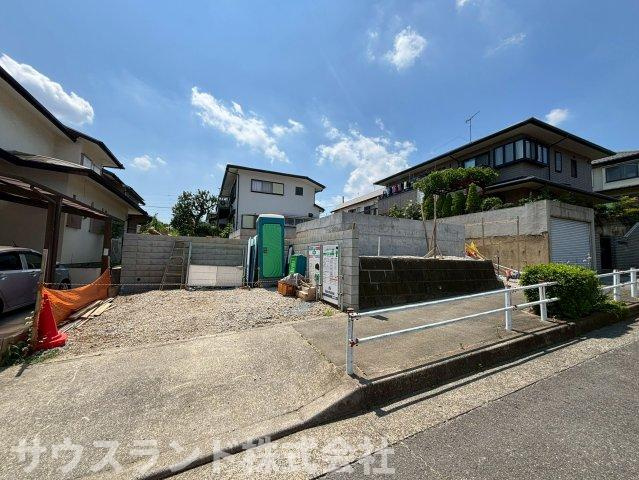 八王子市南陽台1丁目第2期の外観|複数台のお車を駐車できるゆとりあるカースペースが魅力です！パパとママで別々にお車をお持ちでも安心して停められます。休日のまとめ買いで荷物が多い日でも、車から玄関までスムーズに荷運びが行えますね♪