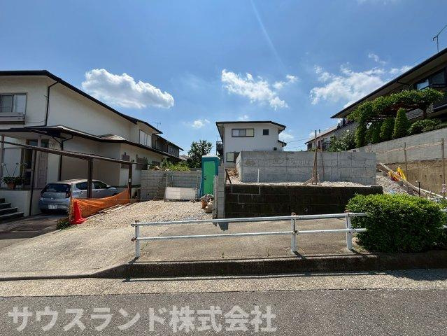 八王子市南陽台1丁目第2期の外観|ゆったりとした奥行きがある敷地のため、駐車スペースのほかにも自転車や外遊び用のおもちゃを置く場所が作れます！前面道路との段差も少なく、小さなお子様が車から乗り降りする際も足元が安全で安心です♪