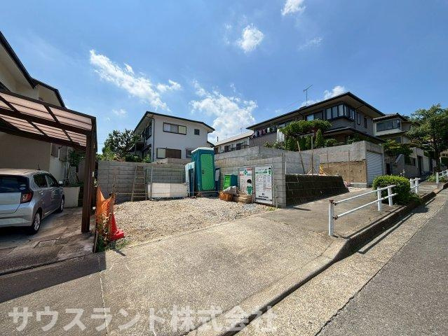八王子市南陽台1丁目第2期の前面道路含む現地写真|周辺の道路は道幅が広くしっかりと舗装されており、ベビーカーを押しながらのお散歩も快適に楽しめます！交通量も落ち着いた閑静な住宅街なので、小さなお子様が一緒でも安全に歩くことができる嬉しい環境です♪